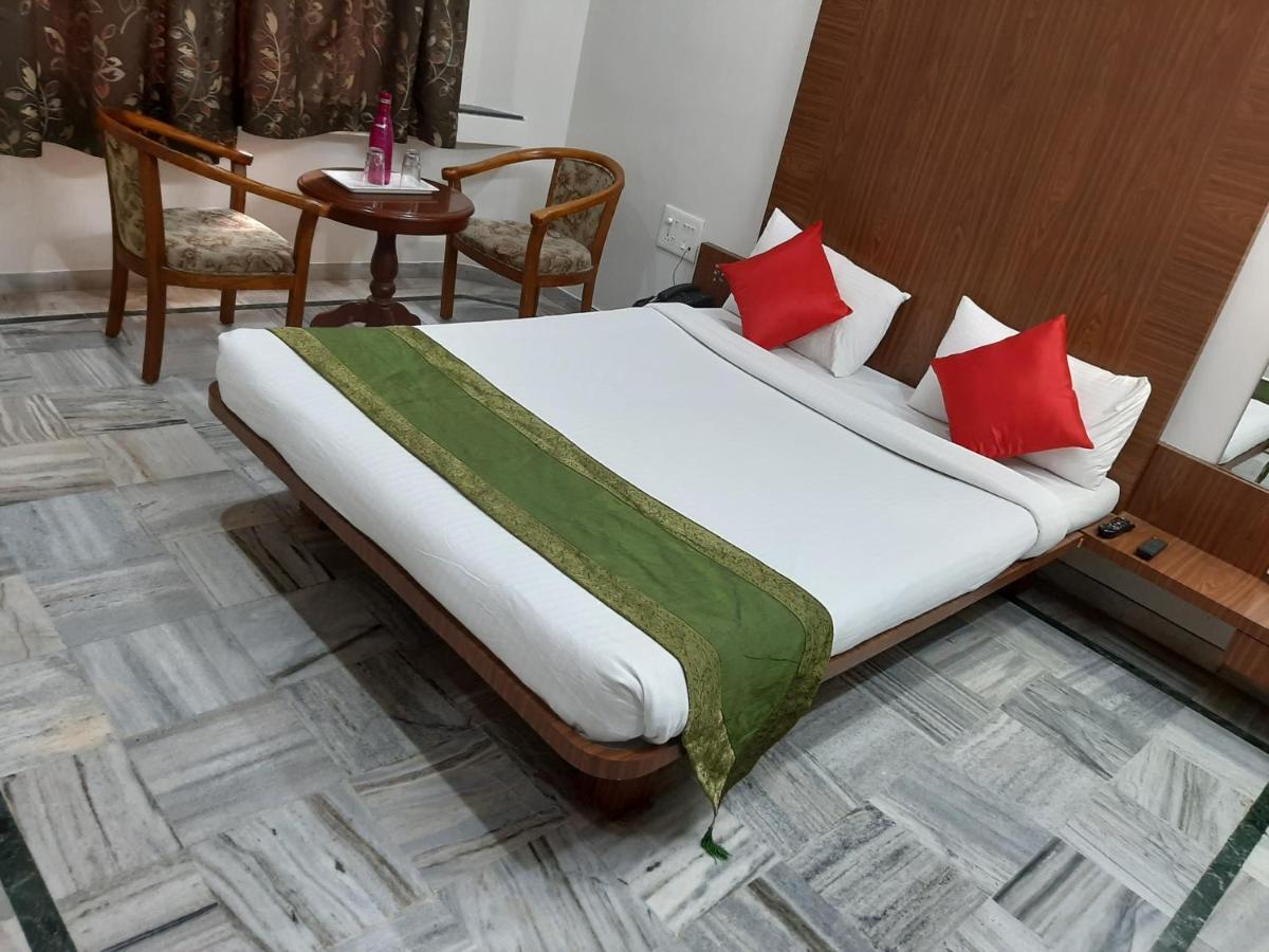 City Palace Hotel होटल सिटी पैलेस Nashik Buitenkant foto