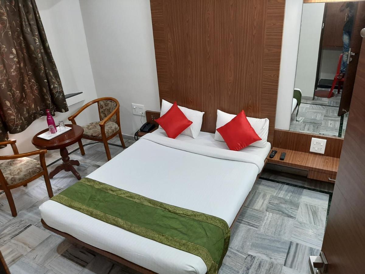 City Palace Hotel होटल सिटी पैलेस Nashik Buitenkant foto