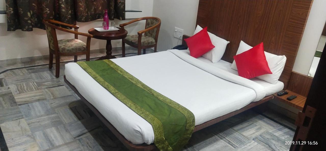 City Palace Hotel होटल सिटी पैलेस Nashik Buitenkant foto