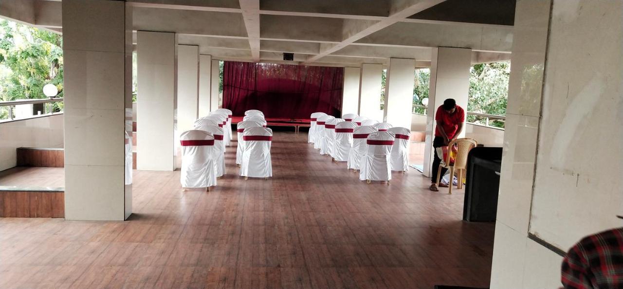 City Palace Hotel होटल सिटी पैलेस Nashik Buitenkant foto