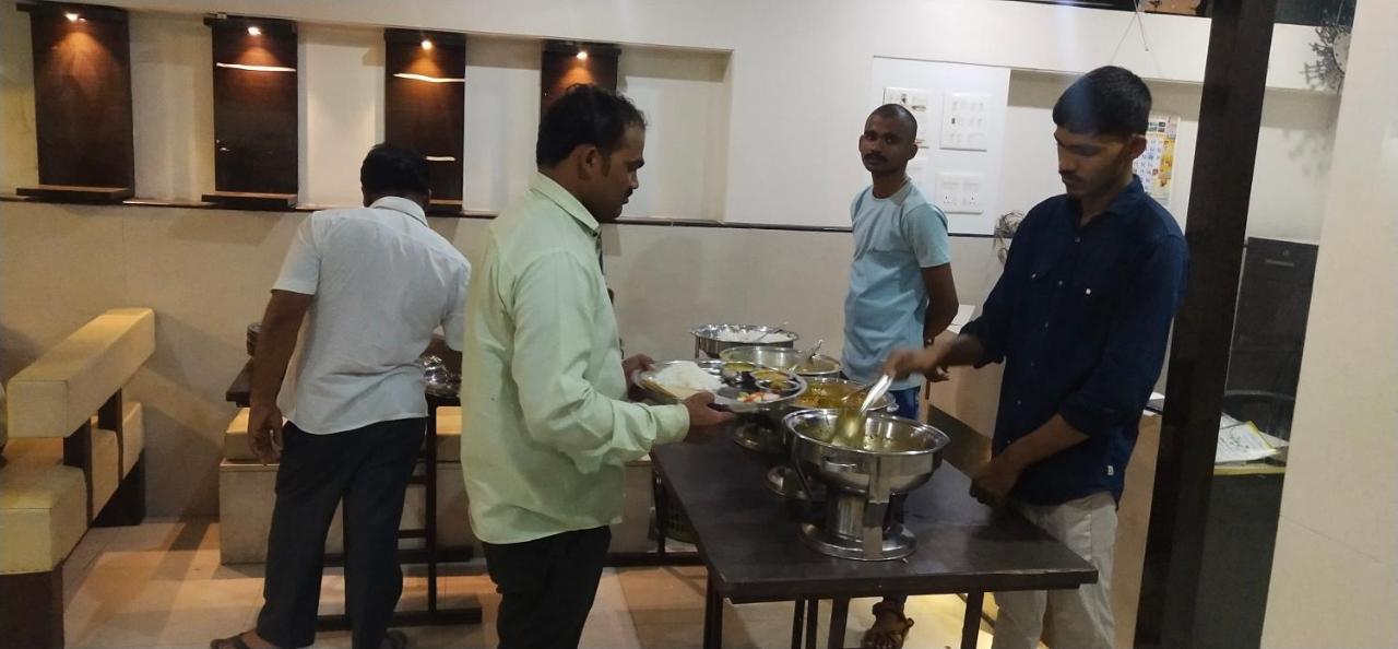 City Palace Hotel होटल सिटी पैलेस Nashik Buitenkant foto