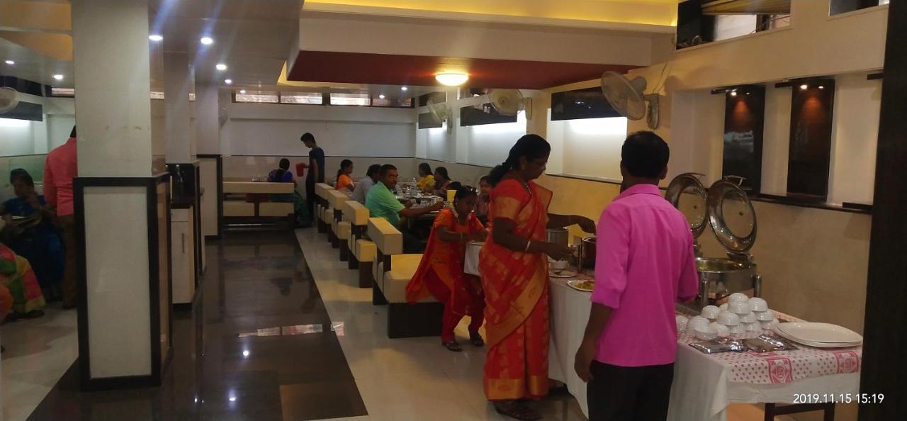 City Palace Hotel होटल सिटी पैलेस Nashik Buitenkant foto