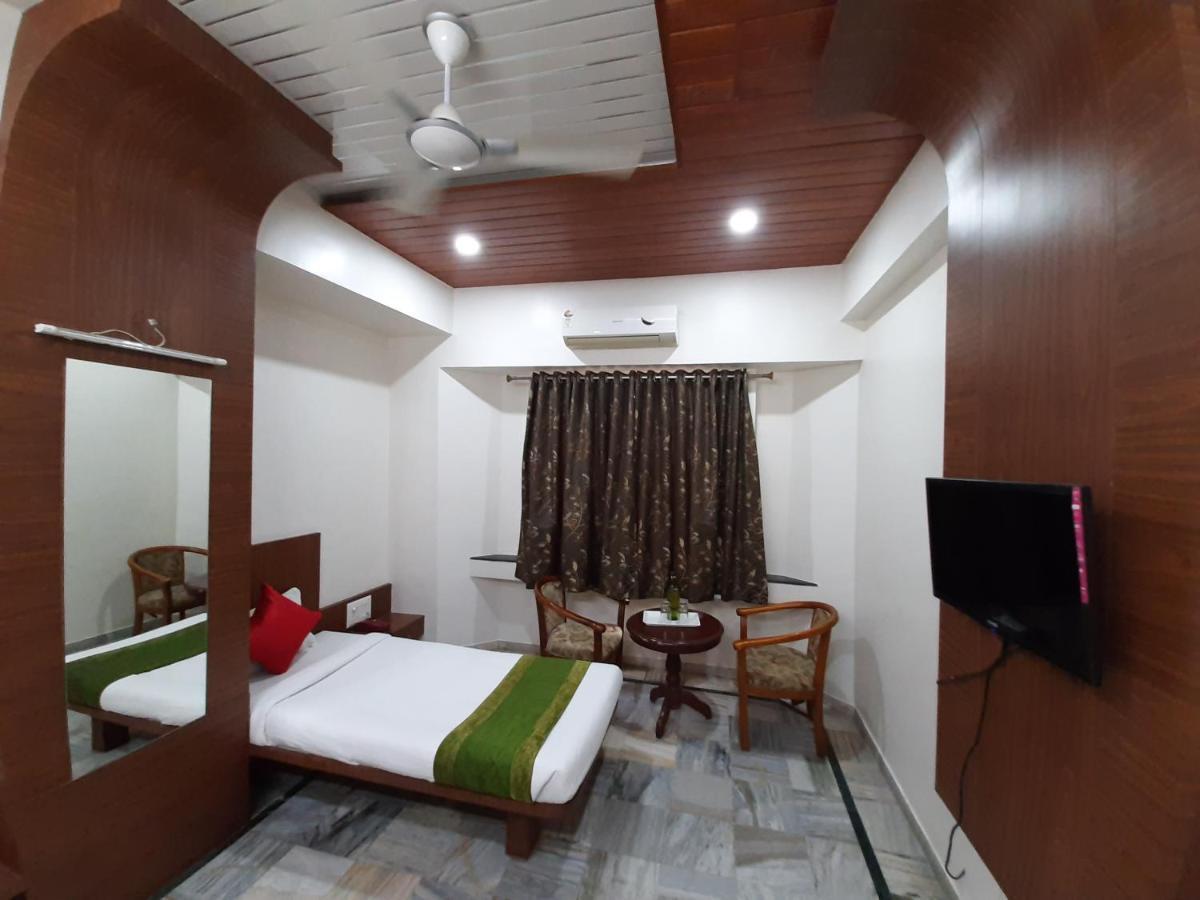 City Palace Hotel होटल सिटी पैलेस Nashik Buitenkant foto